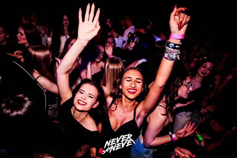 ÖSSZBULI KR*DY & V*SVÁRI | 2026.05.22. NYÍREGYHÁZA, CLUB HOLLYWOOD - 7. fotó